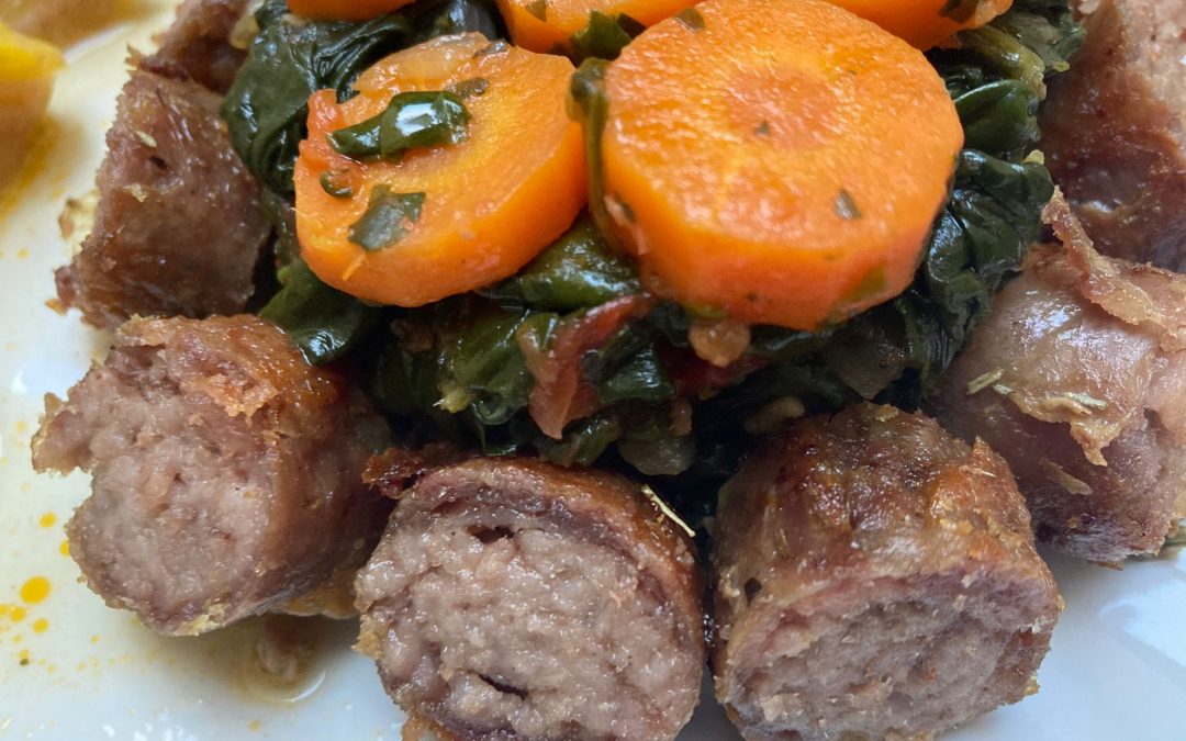 Sauté d’épinard, carotte avec médaillons de saucisses