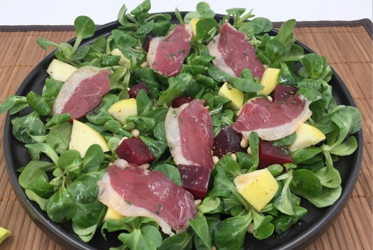 Mâche pomme betterave et magret de canard