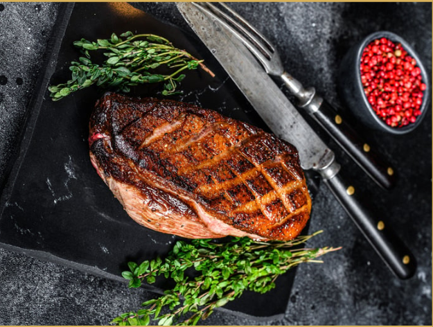 Magret de canard, sauce au vin rouge, chocolat noir et poivre noir de Penja
